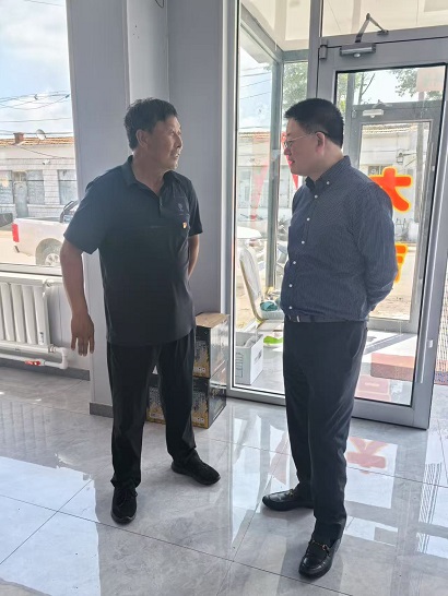 20250709张文同志与广昌隆村支部书记交流农村基层党建及学习教育情况.jpg