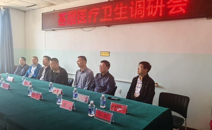 20250709张文同志调研察哈中旗黄羊村卫生院农村医疗情况.jpg